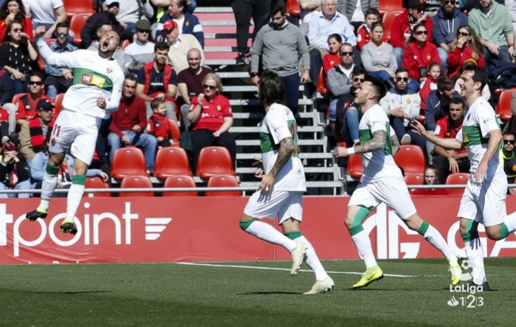 Los jugadores del Elche celebran el gol de Iván Sánchez en Mallorca / LFP